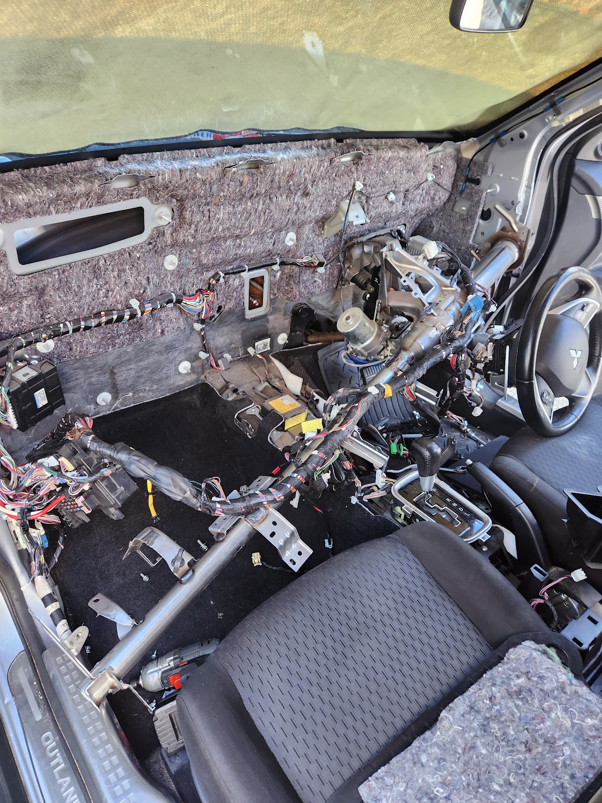 Mitsubishi Outlander with the dashboard removed